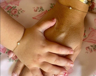 Pulsera Mommy & Me de oro macizo de 14 quilates con bisel de diamantes: joyería para mamá y bebé: joyería Y2K