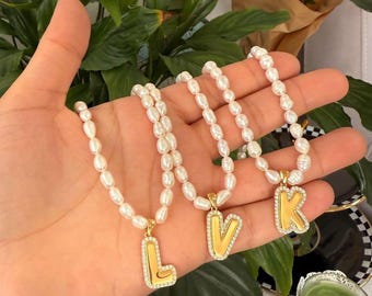 Collar con inicial de circonita cúbica y perla con letra burbuja - Joyería minimalista - Joyería delicada - Joyería personalizada