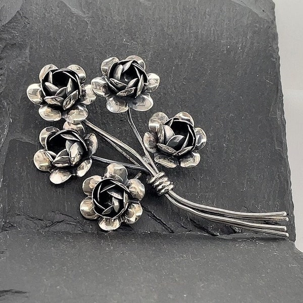 Broche vintage en argent sterling avec bouquet de roses, signée Coro