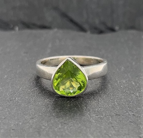 Vintage Sterling Silver And Pear Shaped Peridot R… - image 2