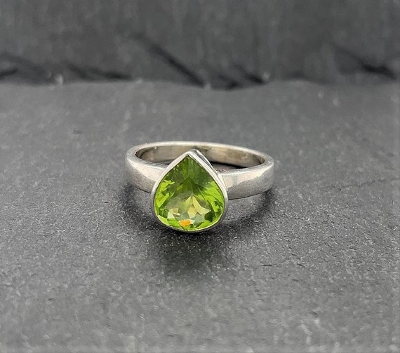 Vintage Sterling Silver And Pear Shaped Peridot R… - image 1