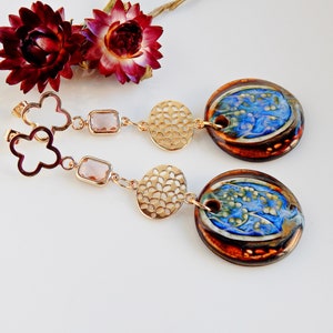 Blommiga örhängen i statement-stil: Handgjorda hängande örhängen i porslin