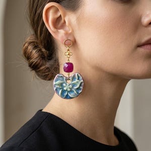 Statement-Ohrringe aus Porzellan mit Rubinen, florale Hängeohrringe, kunstvoller Schmuck