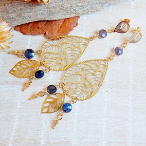 Boucles d'oreilles pendantes surdimensionnées en saphir : lustre bohème en filigrane d'or