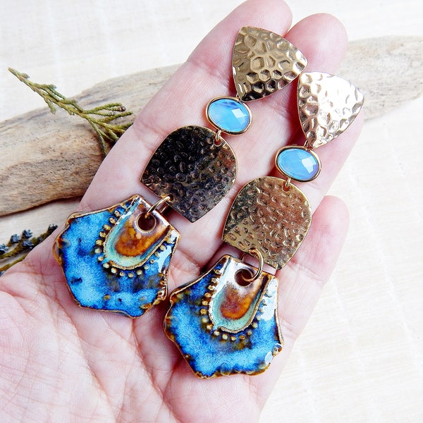 Gehämmerte gold plattierte ethnische Ohrringe, Blaue Statement Ohrringe aus Keramik, Porzellan und Quarz große Ohrringe, einzigartige mutige Ohrringe