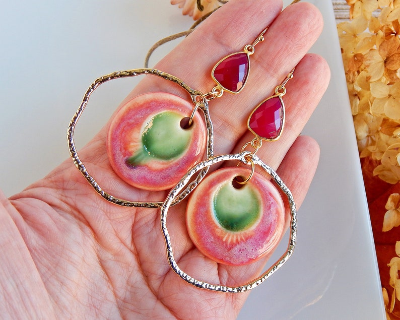 here you can see the measurements of the earrings, Drop from top of earwire approximately 74 mm and the total width is 43 millimeters ( 2,91 x 1,73 inch )