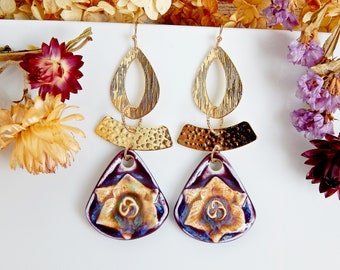 Boucles d'oreilles longues bohème florales violettes en céramique, pendentifs décoratifs en porcelaine et plaqué or artisanal