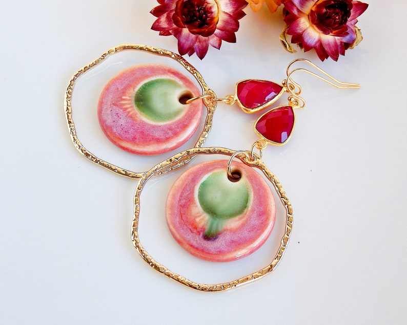 The same model but in other colors, in this case the gemstones are of a strong pink color and the porcelain charms are the same pink color with some green details.