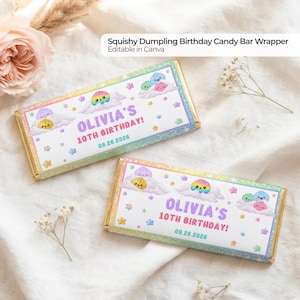 Pode incluir: Dois invólucros retangulares para barras de chocolate com fundo branco, desenhos de bolinhos em nuvens, pequenas estrelas e o texto roxo "OLIVIA'S 10TH BIRTHDAY! 09.26.2026". As bordas têm um acabamento brilhante com cores do arco-íris.