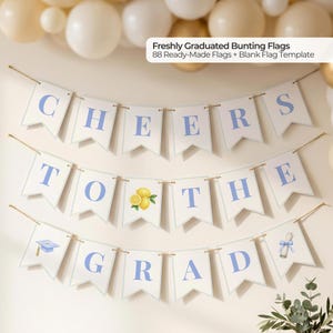 Puede incluir: Una guirnalda de banderines blancos con letras azules que dice "CHEERS TO THE GRAD". La pancarta incluye ilustraciones de un gorro de graduación, limones y un diploma. La pancarta está ensartada con hilo y es adecuada para una celebración de graduación.