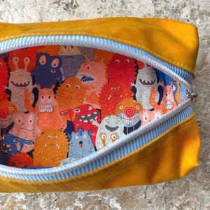 Kulturbeutel aus gewachstem Canvas (Klein) Mustard/Monsters
