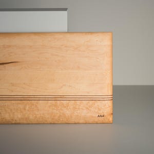 Tabla de cortar clásica de madera de nogal, cerezo o arce de alta calidad: un utensilio de cocina bonito y funcional.