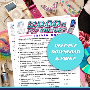 Könnte beinhalten: Ein 2000er Popkultur-Quizblatt mit dem Titel 2000s Pop Culture Trivia Quiz in metallisch blauem und rosa Text. Ein türkisfarbener Kreis enthält den Text Instant Download & Print. Das Blatt enthält elf Multiple-Choice-Fragen.