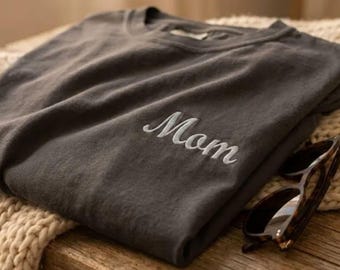 Camiseta bordada para mamá, Camiseta Comfort Colors para mamá, Camiseta minimalista para mamá, Regalo del Día de la Madre para mamá, Regalo para mamá primeriza, Camiseta bordada para mamá