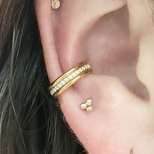 ASTM F136 Titanium Conch Hoop, Triple Stack dos lisos con gemas individuales, aro de caracol de oro de 12 mm, perforación de caracol, hélice, tabique, trago, daith