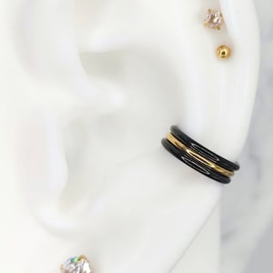 G23 Titanium Triple Stacked Smooth Hoops con orecchino di conchiglia nero, cerchio di conchiglia bicolore, Clicker di conchiglia in titanio, cerchio di conchiglia d'oro, helix daith