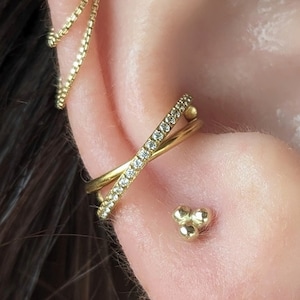 Aro de titanio con gema espaciada/cruzado liso con forma de caracola (ASTM F136), pendiente de caracola de oro de 12 mm, joyería de caracola, perforación de caracola, anillo con costura articulada