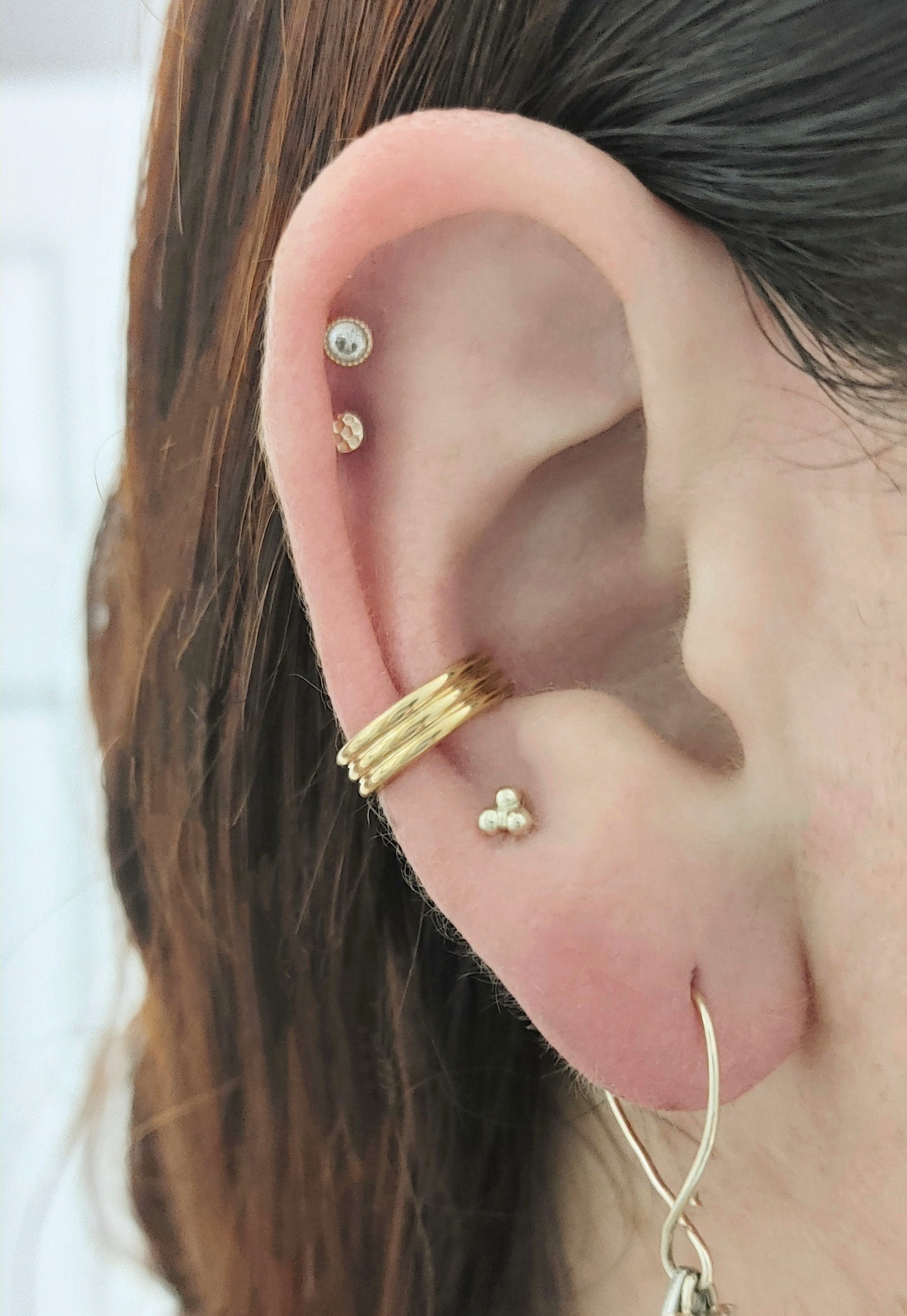 ASTM F136 Titanium Triple Vertical Stacked Conch Clicker Hoop