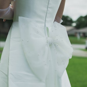 Elegant White Bridal Bow with Pearl Detail - Perfect for Veil or Dress