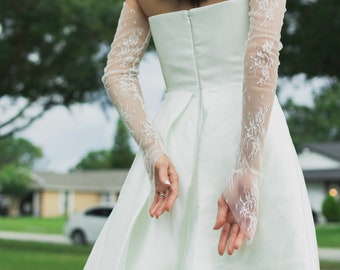 Guantes de novia de encaje de flores elegantes hechos a medida en blanco o marfil