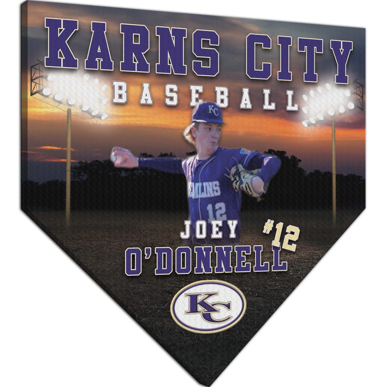 K&ouml;nnte beinhalten: Baseball-Wandkunst in Diamantform. Das Kunstwerk zeigt einen Baseballspieler in lila Uniform mit dem Text "KARNS CITY BASEBALL" sowie dem Namen und der Nummer des Spielers. Der Hintergrund zeigt einen Sonnenuntergang und Stadionlichter.