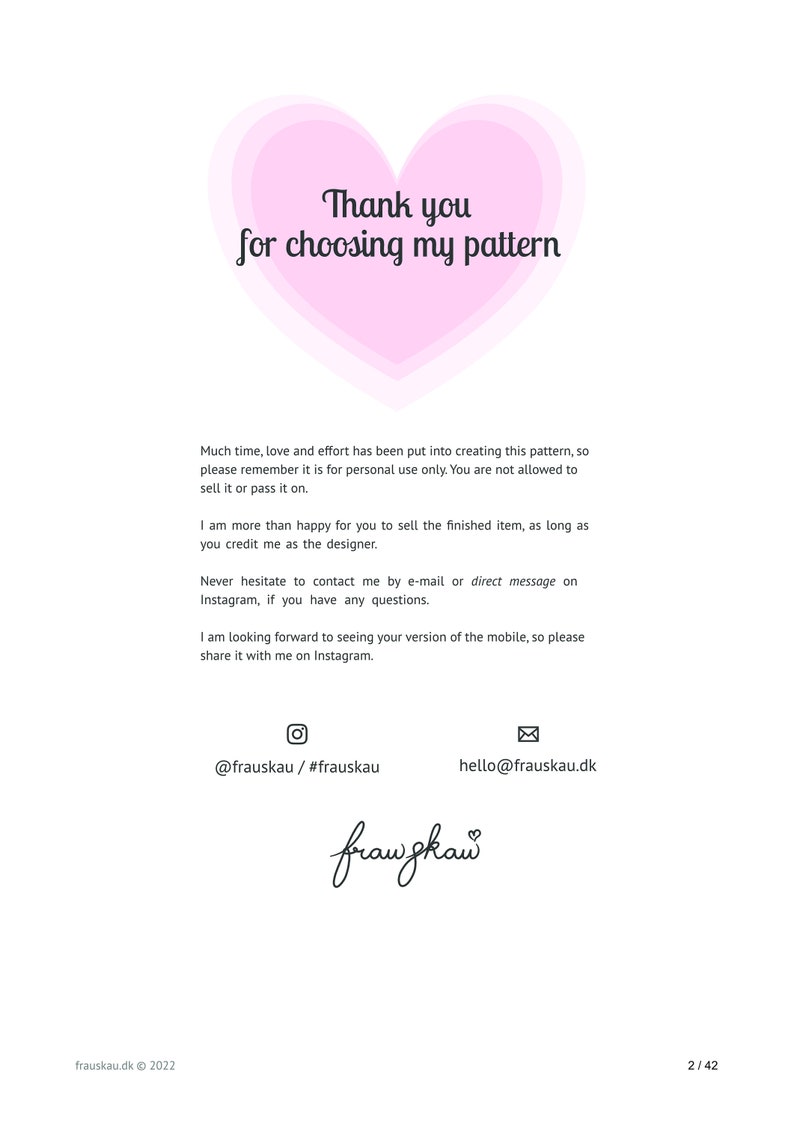 Puede incluir: Fondo blanco con un gr&aacute;fico en forma de coraz&oacute;n rosa que contiene el texto "Thank you for choosing my pattern". Texto adicional proporciona pautas de uso e informaci&oacute;n de contacto del dise&ntilde;ador.