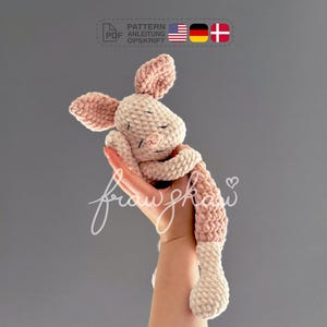 Crochet snuggler pattern, Piglet, pdf in English (US terms), German and Danish.