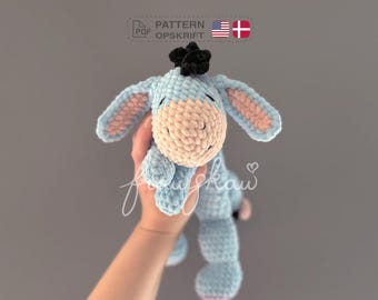 Crochet snuggler pattern, Eeyore, donkey -  pdf in English (US terms) and Danish.