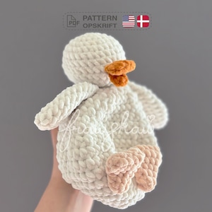 Crochet snuggler pattern, duckling, duck, lovey - PDF in English (US terms) and Danish.