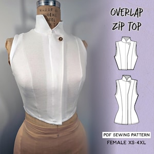 Puede incluir: Un top blanco sin mangas con cremallera superpuesta, exhibido en un maniquí. El top presenta un cuello alto, un cierre de un solo botón y costuras verticales. La imagen incluye un patrón de costura PDF con el texto "OVERLAP ZIP TOP" y "FEMALE XS-4XL".