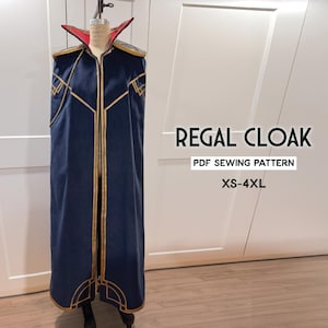 Peut inclure: Une cape royale bleue avec des bordures dorées et un col rouge. La cape est exposée sur un mannequin. Le texte "REGAL CLOAK PDF SEWING PATTERN XS-4XL" est imprimé sous la cape.