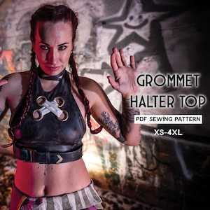 Puede incluir: Un top halter de cuero negro con ojales y tirantes blancos. El top está estilizado con un cinturón negro y tiene una estética grunge. El texto "GROMMET HALTER TOP" y "PDF SEWING PATTERN" se muestra arriba del modelo. El texto "XS-4XL" se muestra debajo del modelo.