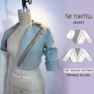 Può includere: Giacca azzurra con design trapuntato sulle maniche e sul colletto, esposta su un manichino. La giacca ha un bordo giallo a contrasto e il testo "THE FORETELL JACKET" è visibile. L'immagine include anche un modello di cucito PDF per taglie XS-4XL.