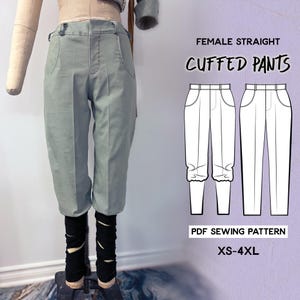 Puede incluir: Pantalones con vuelta de color verde claro exhibidos en un maniquí. Los pantalones tienen un diseño de pierna recta con bolsillos delanteros y cierre de botón. La imagen también incluye un patrón de costura PDF con el texto "FEMALE STRAIGHT CUFFED PANTS" y talla "XS-4XL".