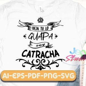 May include: A white t-shirt with a black design that says "DEJA TU LO GUAPA soy CATRACHA" with a crown and decorative flourishes. The text "AI-EPS-PDF-PNG-SVG" is also included in black.