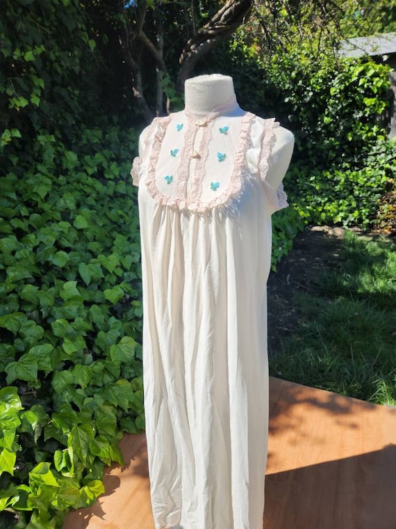 Vintage 1970s Cream colored embroidered Nightgown 