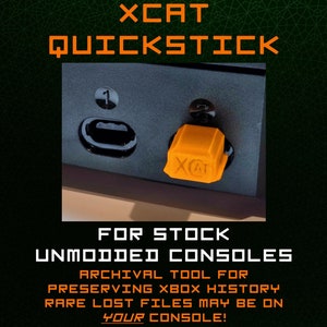 Może przedstawiać: Czarna konsola Xbox z pomarańczowym urządzeniem XCAT Quickstick podłączonym z przodu. Tekst "FOR STOCK UNMODDED CONSOLES" jest napisany pod konsolą. Tekst "ARCHIVAL TOOL FOR PRESERVING XBOX HISTORY RARE LOST FILES MAY BE ON YOUR CONSOLE!" jest napisany pod tekstem "FOR STOCK UNMODDED CONSOLES".