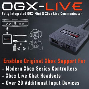 Puede incluir: Un comunicador OGX-LIVE negro con el texto "OGX-LIVE" en blanco y rojo. El dispositivo tiene un puerto USB y una toma de audio. La imagen también muestra diagramas de la funcionalidad del dispositivo, incluido el soporte para mandos y auriculares de chat de la serie Xbox.