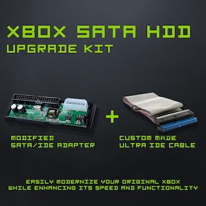 Puede incluir: Una placa de circuito verde con un adaptador SATA a IDE y un cable ultra IDE personalizado blanco y gris. El texto "XBOX SATA HDD UPGRADE KIT" está en la parte superior de la imagen. El texto "MODIFIED SATA/IDE ADAPTER" está debajo de la placa de circuito. El texto "CUSTOM MADE ULTRA IDE CABLE" está debajo del cable. El texto "EASILY MODERNIZE YOUR ORIGINAL XBOX WHILE ENHANCING ITS SPEED AND FUNCTIONALITY" está en la parte inferior de la imagen.