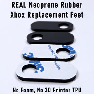 Może przedstawiać: Czarne nóżki zamienne do Xbox wykonane z prawdziwej gumy neoprenowej. Nóżki mają okrągły otwór i są pokazane z samoprzylepnym podkładem. Tekst na zdjęciu brzmi: REAL Neoprene Rubber Xbox Replacement Feet. No Foam, No 3D Printer TPU.