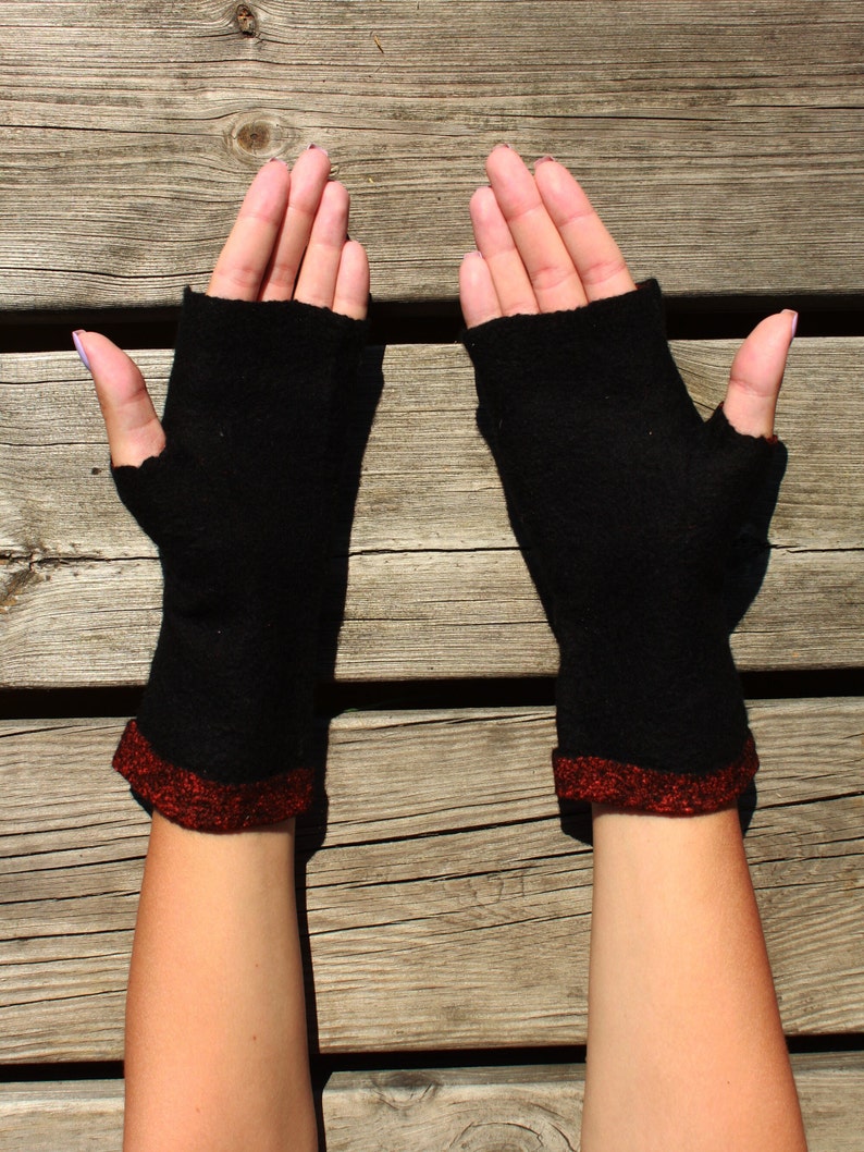 Handmade arm warmers not only provide comfort and warmth but also add a touch of sophistication to any ensemble. The main advantage of these elegant wool arm warmers is their minimalistic design.