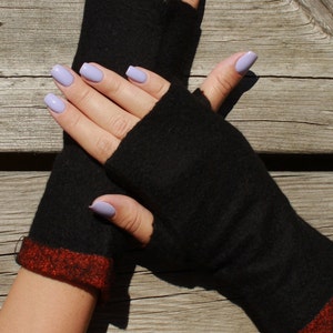 Hand warmers design was inspired by minimalism. There are two main colors - black and red. The front side of arm warmers is black, the inside is red.