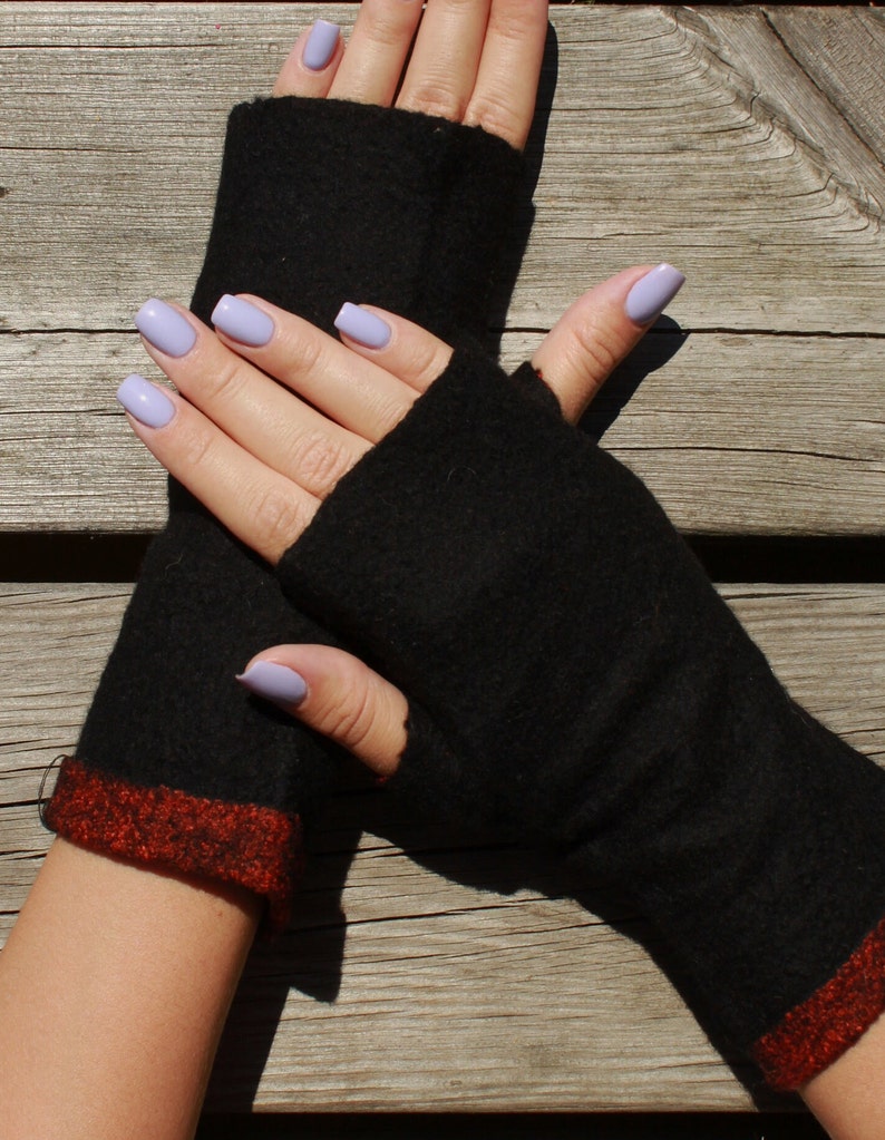 Hand warmers design was inspired by minimalism. There are two main colors - black and red. The front side of arm warmers is black, the inside is red.