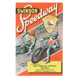 Op de afbeelding: Vintage Swindon Speedway programmaboekje met twee motorracers in actie. De oranje omslag toont de tekst "SWINDON Speedway". Het programma is voor de "Bristol Tipped Trophy" op zaterdag 28 september 1963. Prijs: 9d.
