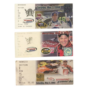 Può includere: Tre biglietti vintage per gare NASCAR. I biglietti sono del Richmond Raceway, con date dal 2003, 2007 e 2008. Ogni biglietto presenta l'immagine di un pilota e i dettagli della gara, tra cui la sezione, la fila e il posto.