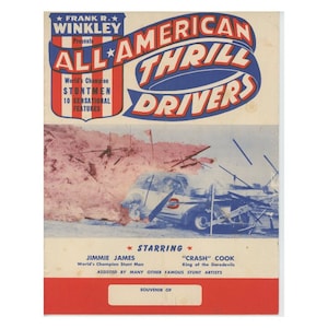 Puede incluir: Programa de recuerdo vintage para "All American Thrill Drivers" con un diseño patriótico en rojo, blanco y azul. Presenta a Jimmie James y "Crash" Cook. La imagen muestra una escena de accidente de coche. Es un recuerdo del evento.