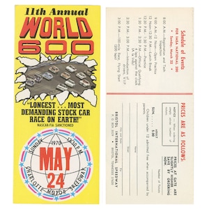Peut inclure: Programme d'événement de course vintage sur fond jaune. La couverture affiche le texte "11th Annual World 600" en rouge et blanc, avec un graphique de voitures de course. La date est le 24 mai 1970, au Charlotte Motor Speedway.