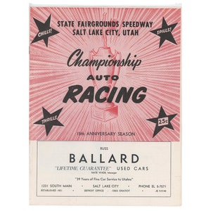 Puede incluir: Anuncio de carreras de coches vintage con un diseño rojo y blanco. El texto dice "Championship Auto Racing" con "State Fairgrounds Speedway, Salt Lake City, Utah." Incluye texto para Ballard Used Cars y un precio de 25 centavos.