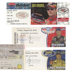 Puede incluir: Una colección de entradas de carreras de NASCAR con los pilotos Jeff Gordon, Kyle Busch y Matt Kenseth. Las entradas muestran detalles del evento, incluyendo fechas, lugares y precios. Las entradas son del Bristol Motor Speedway.