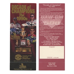 Puede incluir: Un boleto conmemorativo para la Winston Pole Night en el Charlotte Motor Speedway, 2 de octubre de 1996. El boleto presenta imágenes de coches de carreras y pilotos, con el texto "Década de Campeones, Los 90".